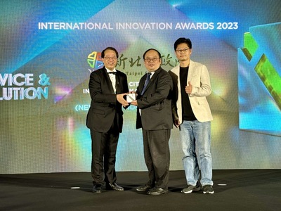 圖一：新北市政府出席「2023 IIA國際創新獎頒獎典禮」，由亞洲企業商會總裁Richard Tsang(左)頒獎，資訊中心陳富添主任(右2)代表領獎。