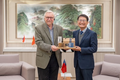 陳純敬副市長致贈由AI智能技術輔助製成的丹寧陶杯給ICF主席John G.Jung。