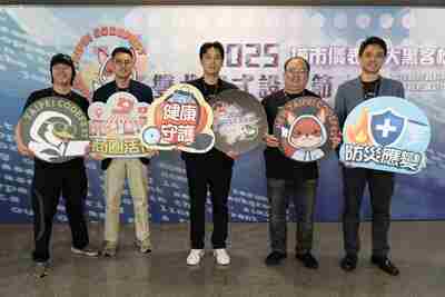 決選評審團隊(左至右為臺北市政府資訊局局長趙式隆、洽吧智能股份有限公司創辦人林奕辰、新竹市勞工及青年處處長吳達偉、新北市政府資訊中心主任陳富添、中央警察大學資訊管理學系助理教授高信雄)。