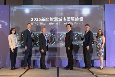 2025新北智慧城市國際論壇22日舉行開幕儀式，出席貴賓有新北市副市長朱惕之(右三)、ICF 聯合創辦人Robert Bell(左三)、行政院能源及減碳辦公室副執行長林子倫(右二)、立陶宛貿易代表處駐台代表Paulius Lukauskas(左二)、駐台北以色列經濟文化辦事處代表Maya Yehudit Yaron(右一)、匈牙利貿易辦事處Head of Administrative Affairs, Blanka KOVÁCS(左一)