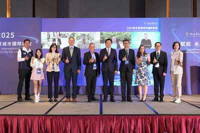 025新北智慧城市國際論壇邀請國外城市代表以影片分享城市智慧智理經驗，包含美國都柏林市長Chris Amorose Groomes（螢幕左一）、立陶宛維爾紐斯市副市長Vytautas Mitalas（螢幕左二、西班牙拉斯羅薩斯市副市長José Cabrera（螢幕左三）、巴西古里提巴市經濟發展與創新局執行長Dario Paixão（螢幕左四）