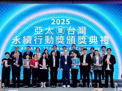 資訊中心主任陳富添(後排左1)代表領獎，與其他得獎者合影。