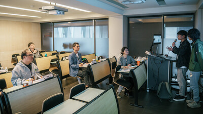 新北市政府資訊中心陳富添主任(左一)親自面談參賽選手，深入了解團隊的 AI 應用構想與實作方向。