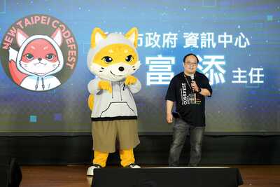 新北市政府資訊中心陳富添主任(右)與資中吉祥物一同為「2026 雙北程式設計節」揭開序幕,期待參賽者善用 AI 與開放資料為城市治理尋找新解方。