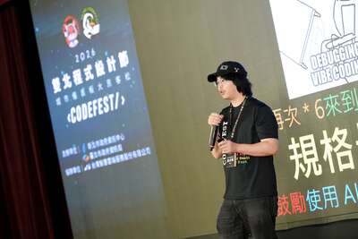 臺北市政府資訊局趙式隆局長說明競賽指南,並強調本屆賽事首次開放 AI 輔助開發,鼓勵團隊善用科技提升開發效率與資料應用的層次。