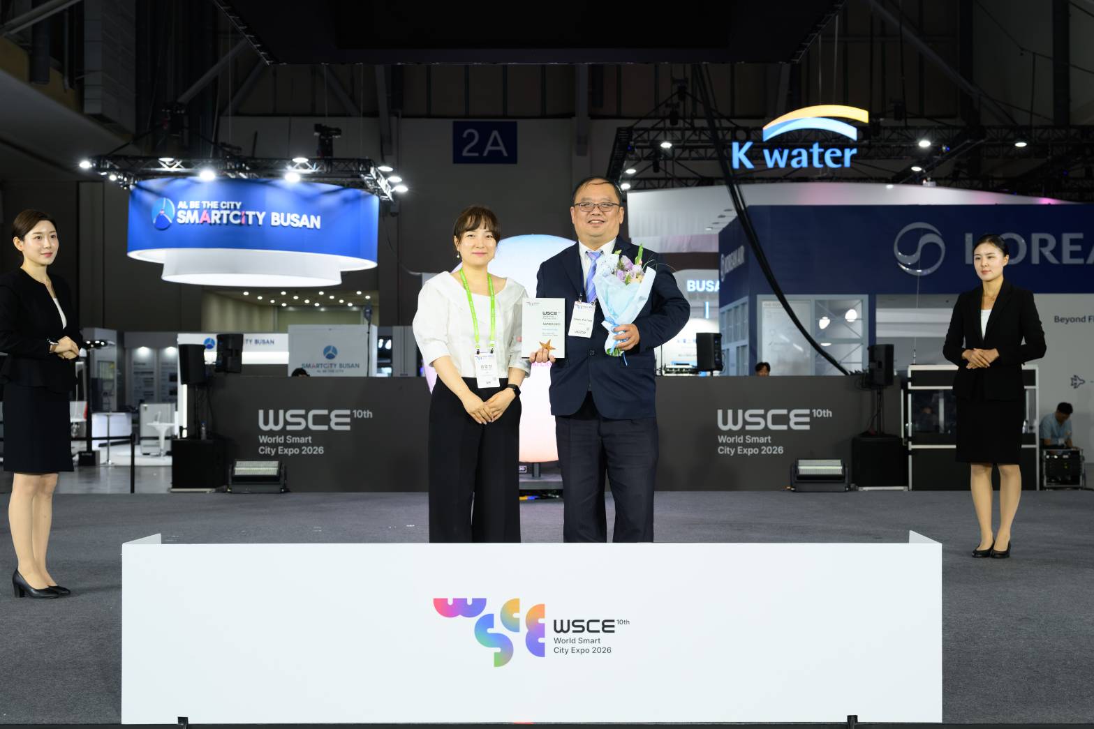新北二連霸獲獎！全臺首創AI指引結合AIEC實驗室
勇奪韓國WSCE 2026 Awards「卓越城市獎－海外城市類別」殊榮
