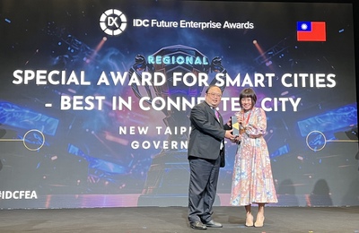 圖二：新北市以「5G智慧共桿」榮獲亞太區「2023年IDC未來企業大獎」之「智慧城市類別－最佳互連城市獎」，由IDC亞太區群副總裁/總經理Sandra Ng(右)頒獎。