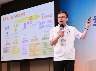 教育局局長張明文分享新北校園通APP的推動成果,說明智慧校園服務整合與教育治理創新的實踐經驗。