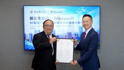 新北市政府資訊中心主任陳富添(左)代表市府,與台灣微軟(Microsoft Taiwan)公共業務事業群總經理陳守正(右)進行交流,共同簽訂合作備忘錄。